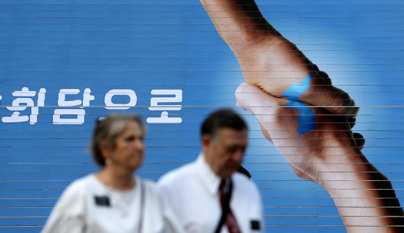 ▲ 오는 18일부터 20일까지 열리는 ''2018 남북정상회담 평양''을 앞두고 17일 서울 세종문화회관 앞 계단에 한반도기 모양과 함께 ''남북정상회담으로 한반도에 평화를''이란 문구가 랩핑 되어 있다.  연합뉴스