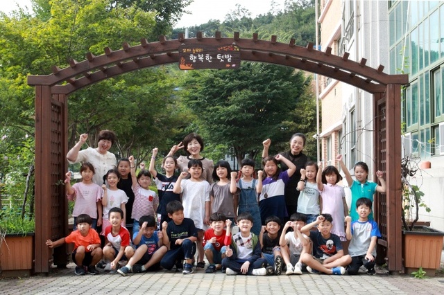 ▲ (사진) 9-1 이동초등학교 2-4반 꼬마농부 행복한 텃밭 앞에서