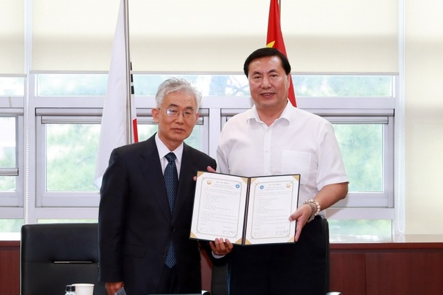 ▲ [사진] 왼쪽부터 삼육대 국제교육원 이기갑 원장, 중국 하북외국어대학교 쑨 지엔쭝 총장