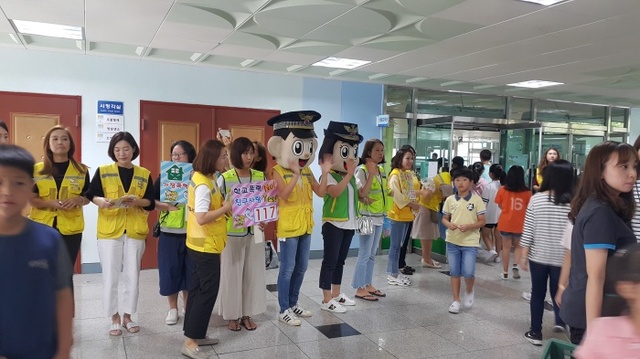 ▲ 김포 신곡초 어머니폴리스 학교폭력예방 캠페인 실시1