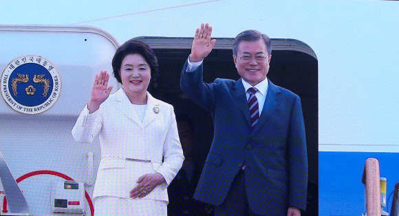 ▲ 18일 서울 동대문디자인플라자(DDP)에 마련된 남북정상회담 메인프레스센터 대형모니터에 문재인 대통령과 부인 김정숙 여사가 성남 서울공항에서 3차 남북정상회담을 위해 평양으로 향하는 전용기에 탑승하는 모습이 중계되고 있다. 연합뉴스