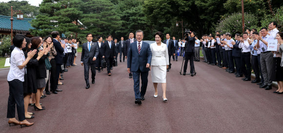 ▲ ''2018남북정상회담평양''의 첫 날인 18일 오전 평양 순안공항에서 평양 시민들이 문재인 대통령의 도착을 기다리는 장면이 이날 서울 중구 DDP 메인프레스센터에 중계되고 있다.  평양공동취재단