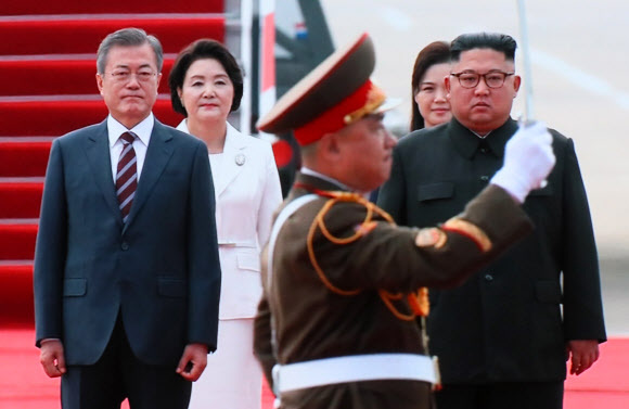 ▲ ''2018남북정상회담평양''의 첫 날인 18일 평양 순안공항에 도착한 문재인 대통령이 공식환영식에서 김정은 북한 국무위원장과 함께 북한 의장대를 사열하고 있다. 평양공동취재단
