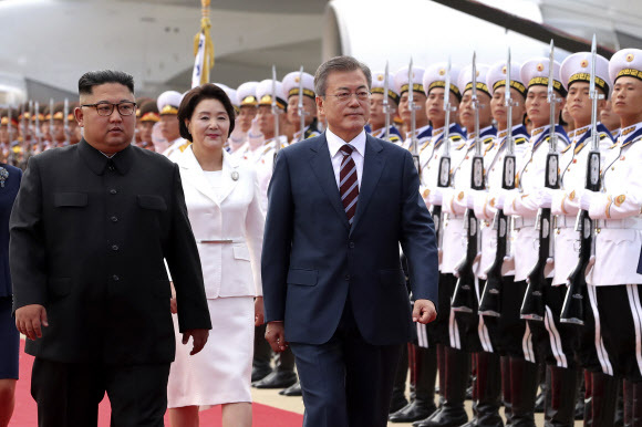 ▲ 문재인 대통령과 북한 김정은 국무위원장이 18일 오전 평양 순안공항에서 함께 의장대 사열을 받고 있다. 평양사진공동취재단