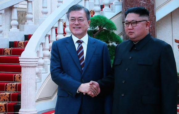 ▲ 문재인 대통령과 김정은 북한 국무위원장이 18일 평양 조선노동당 중앙위원회 본부청사에서 가진 1차 정상회담에서 악수하는 장면이 서울 DDP 프레스센터에 중계되고 있다. 노동당사에서의 남북 정상회담은 이번이 처음이다. 평양사진공동취재단