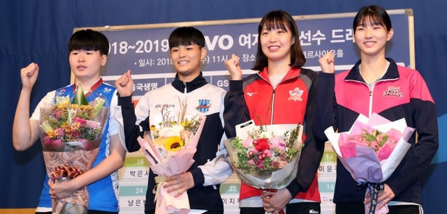 ▲ 2018~2019 KOVO 여자 신인선수 드래프트에서 1라운드에 지명된 선수들이 각 구단 유니폼을 입고 기념촬영을 하고 있다. 오른쪽부터 1순위 이주아, 2순위 박은진, 5순위 문지윤, 6순위 최민지. 3순위 박혜민과 4순위 정지윤은 대회 출전으로 참석하지 못했다.연합뉴스