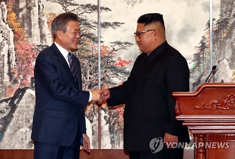▲ 문재인 대통령과 김정은 국무위원장이 정상회담 합의내용이 담긴 평양정상선언을 발표했다. 사진/연합뉴스,평양사진공동취재단
