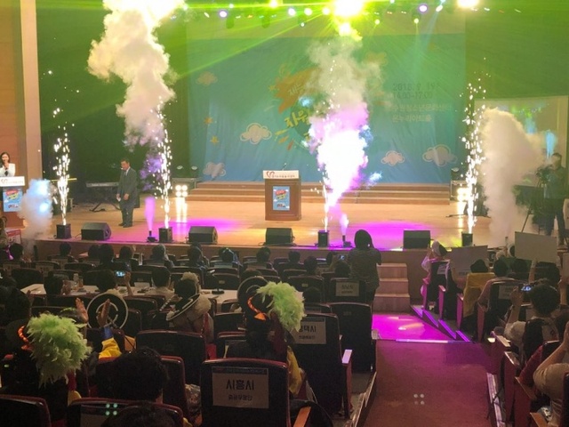 ▲ ‘제4회 2018 경기도 재능나눔 경연 페스티벌’가 개최된 19일 수원청소년문화센터 온누리아트홀에서 개막식이 열리고 있다 출처 경기도자원봉사센터