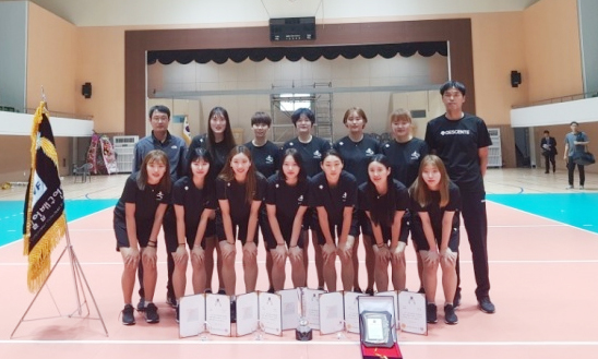 ▲ 2018 한국실업배구연맹회장배 종합선수권대회 여자부에서 2연패를 달성한 수원시청 팀이 기념촬영을 하고있다.수원시청 제공