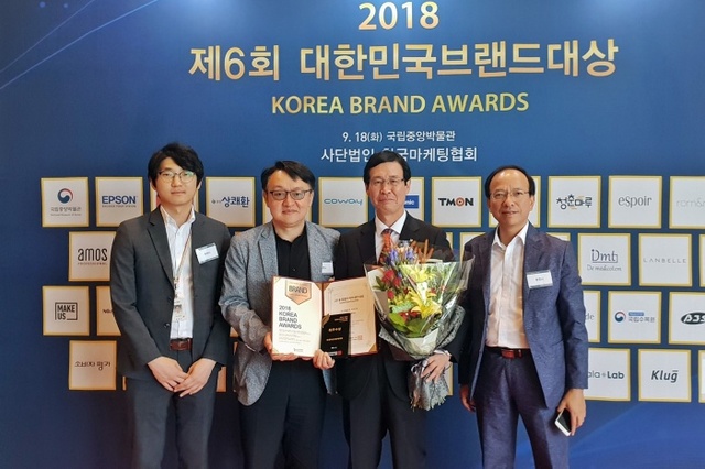 ▲ 3-1.부천시+관계자들이+기념촬영을+하고+있다.