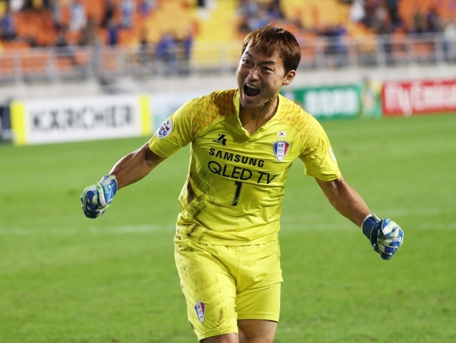▲ 19일 2018 아시아축구연맹(AFC) 챔피언스리그 8강 2차전 수원 삼성과 전북 현대의 경기에서 승부차기를 막아낸 수원 삼성 신화용 골키퍼가 포효하고 있다.연합뉴스
