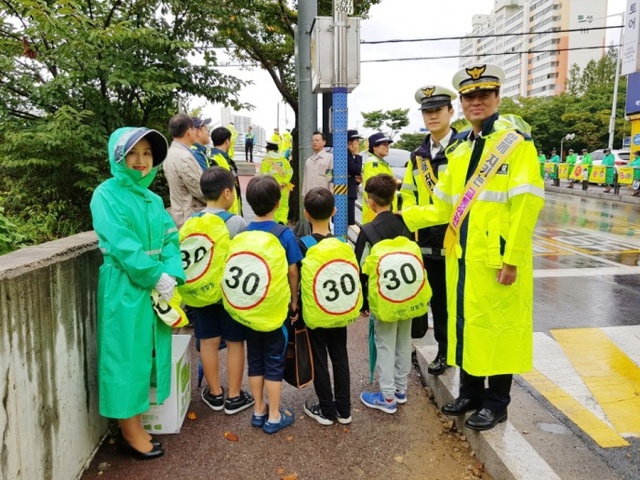 ▲ 속도 30km미만 가방덮개를 한 아이들