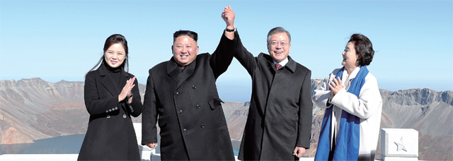 ▲ 문재인 대통령 내외가 20일 오전 김정은 국무위원장과 백두산 정상 장군봉에 올라 손을 맞잡아 들어올리고 있다. 문 대통령은 이날 2박 3일간의 방북 일정을 마치고 서울에 도착한 후 동대문디자인플라자(DDP)의 프레스센터를 찾아 남북정상회담 관련 대국민 보고회를 가졌다. 평양사진공동취재단