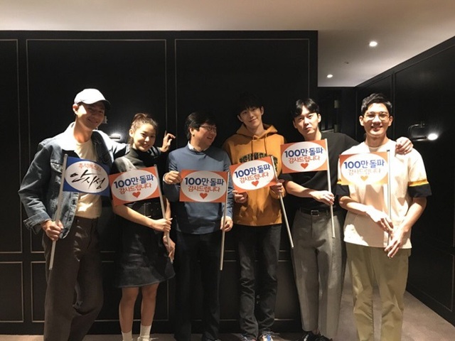 ▲ 영화 '안시성'의 주역들이 100만 관객 돌파 감사 인증샷을 촬영하고 있다. NEW