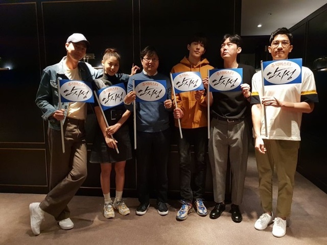 ▲ 영화 '안시성'의 주역들이 100만 관객 돌파 감사 인증샷을 촬영하고 있다. NEW