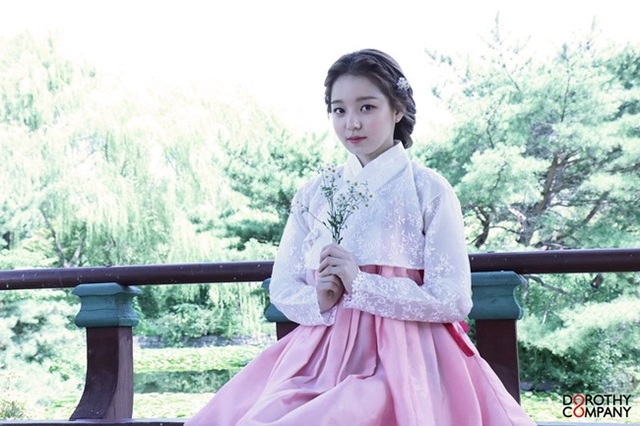 ▲ 가수 로시가 한복을 입고 추석 인사를 전했다. 도로시컴퍼니