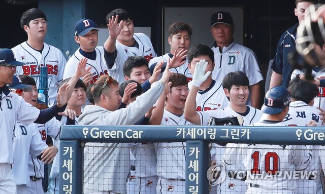 ▲ 신한은행 MYCAR KBO 리그 프로야구 두산 베어스- 넥센 히어로즈 전이 25일 잠실야구장에서 열렸다. 7회말 2사 만루에서 두산 오재일이 홈런을 치고 홈인한 뒤 동료들의 축하를 받고 있다. 연합뉴스