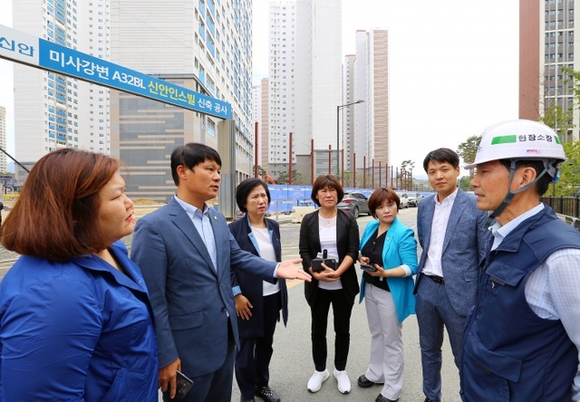 ▲ 민주당소속 하남시의회 공사현장방문, 불법공사 중지 촉구