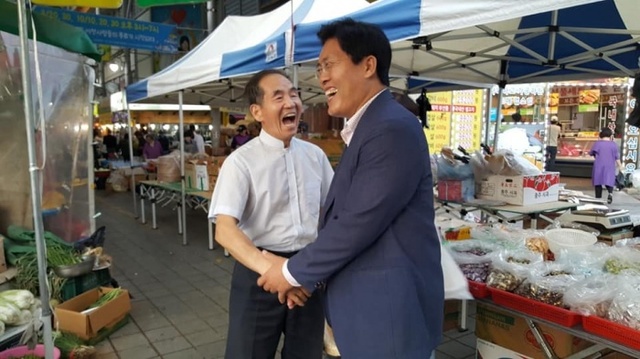 ▲ 자유한국당 송석준 의원(이천)이 23일 관고전통시장을 찾아 시장 상인과 악수를 나누며 환하게 웃고 있는 모습. 사진=송석준 의원 페이스북