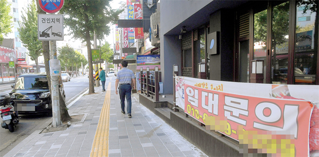 ▲ 텅 빈 상가 지방행정연수원과 국세공무원교육원이 타지역으로 이전한지 6년여가 지났지만 수원시 파장동 일대 상가 밀집지역 상권은 여전히 암흑기를 벗어나지 못하고 있다. 추석연휴 마지막 날인 26일 이일대 점포 곳곳에 임대 현수막이 내걸려 침체된 지역 경제를 대변하고 있다. 전형민기자