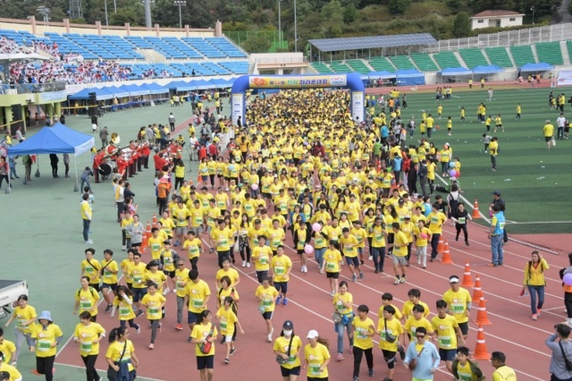동두천시 종합운동장에서 지난해 개최된 ‘제16회 천사마라톤대회’의 모습.