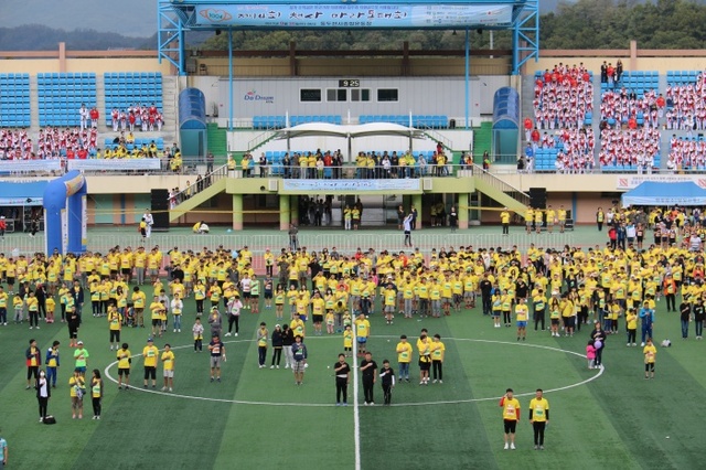 동두천시 종합운동장에서 지난해 개최된 ‘제16회 천사마라톤대회’의 모습.