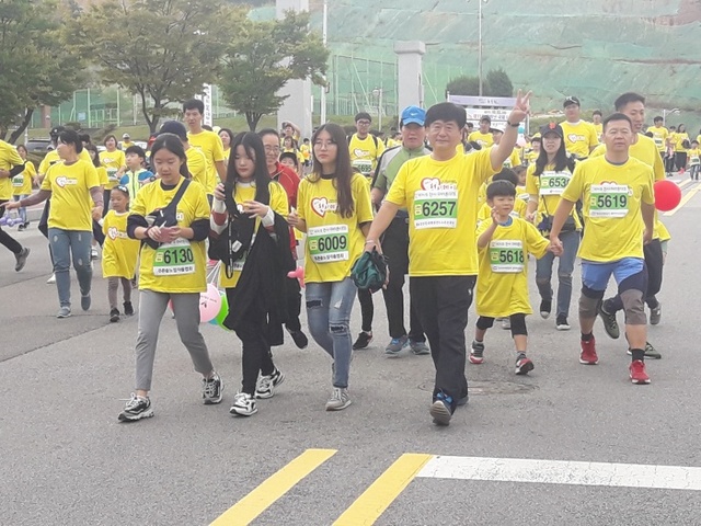 동두천시 종합운동장에서 지난해 개최된 ‘제16회 천사마라톤대회’의 모습.