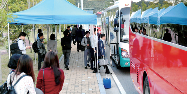 ▲ 수도권에서 출퇴근하는 직원들 지난 2013년 경기도에서 충북 음성군 충북혁신도시로 이전한 한 공공기관에서 27일 오후 수도권지역으로 출·퇴근하는 직원들이 통근버스를 타고 있다. 한 통근버스 관계자는 “매주 금요일 퇴근시간에는 수도권지역 집으로 가려는 주말부부나 기러기 아빠 등으로 버스가 북적인다”고 말했다. 전형민기자