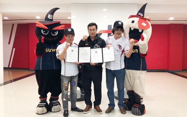 ▲ 프로야구 KT 위즈의 임종택 단장(가운데)이 프로복싱 전 세계 챔피언 장정구씨(왼쪽)와 배우 조상구씨를 홍보대사로 위촉한 뒤 기념촬영을 하고 있다.KT 위즈 제공