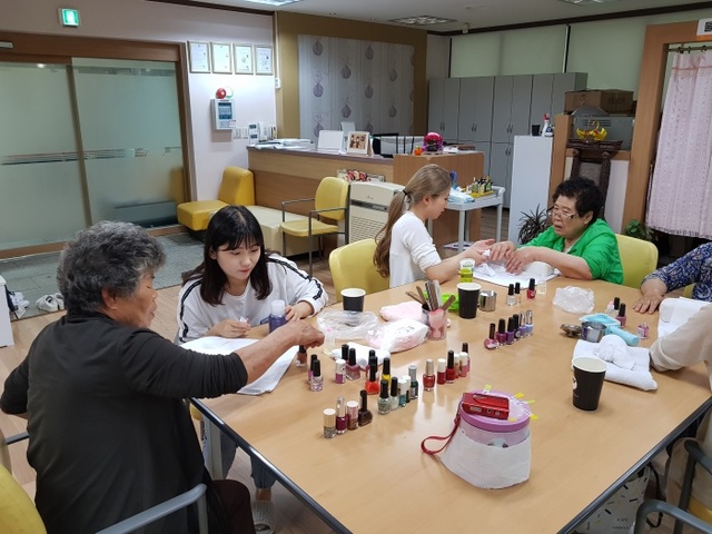 ▲ 180920_수원여자대학교 노인보건센터,손?으로 전하는 세대교감_보도사진1