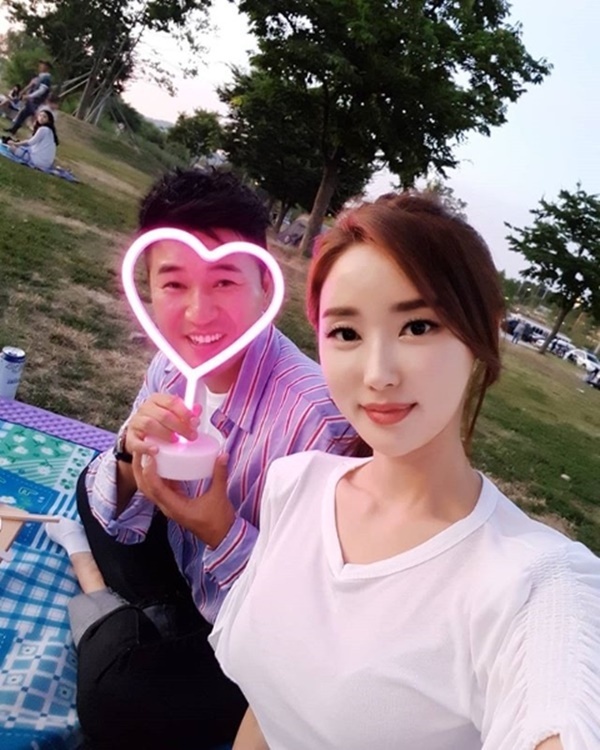 ▲ 기상캐스터 황미나가 '연애의 맛' 김종민과 함께한 데이트 사진을 공개했다. 황미나 인스타그램