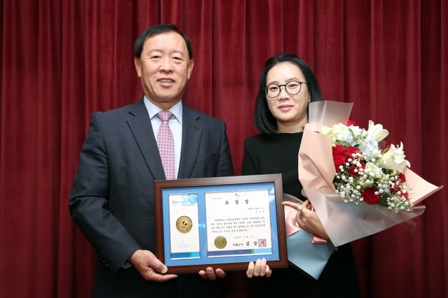 ▲ 10월중 월례조회에서가평농협김미영씨가군수표창을받았다.