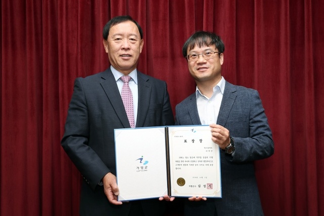 ▲ 10월중 월례조회에서복지정책과최태양주무관이군수표창을받고있다.