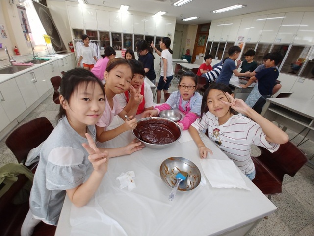 ▲ 금파초교 고추장만들기 수업