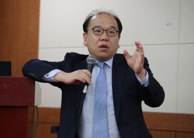 ▲ 김선웅 한국프로야구선수협회 사무총장이 1일 서울 양재동 The K호텔에서 프로야구 자유계약선수(FA) 상한액과 등급제 도입을 골자로 한 KBO의 제도 개편안을 수용하기 어렵다고 밝히고 있다.연합뉴스