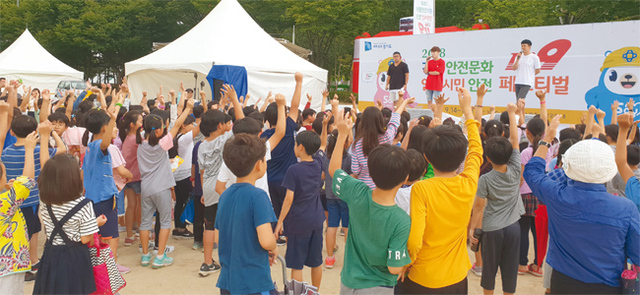 제4회 안양시민안전페스티벌에서 어린이들이 안전 OX퀴즈에 참여하고 있다.