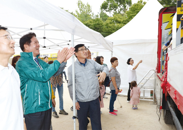 최대호 안양시장이 체험부스에 참여 중인 어린이들에게 응원의 박수를 보내고 있다.