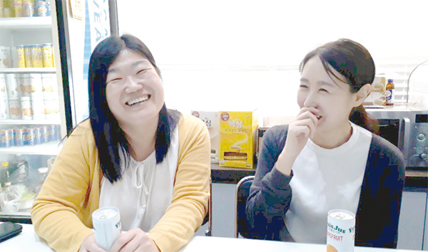 인터뷰 중인 김미란 과장과 최경주 팀장.