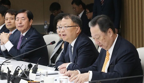 ▲ 대한상공회의소가 한승희 국세청장 초청 간담회를 가졌다. (오른쪽부터 첫번째 박용만 상의회장, 두번째 한승희 국세청장) 사진/대한상공회의소