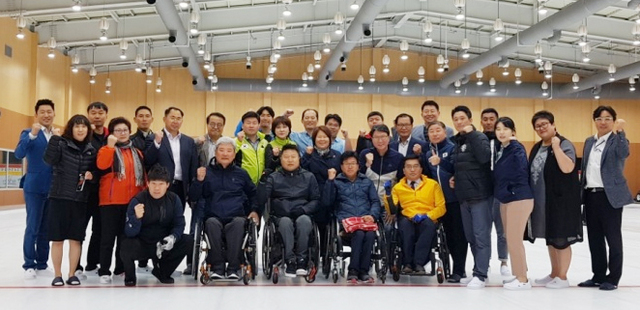 ▲ 1일 가맹단체 워크숍에 참가한 참석자들이 단체사진 촬영을 하고 있다.경기도장애인체육회 제공
