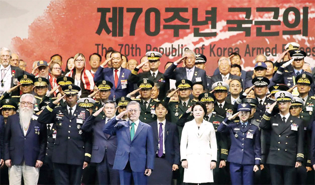 ▲ 문재인 대통령이 1일 오후 서울 용산 전쟁기념관 평화의 광장에서 열린 제70주년 국군의 날 기념식에서 제병 지휘관의 충성 경례에 답하고 있다. 연합뉴스