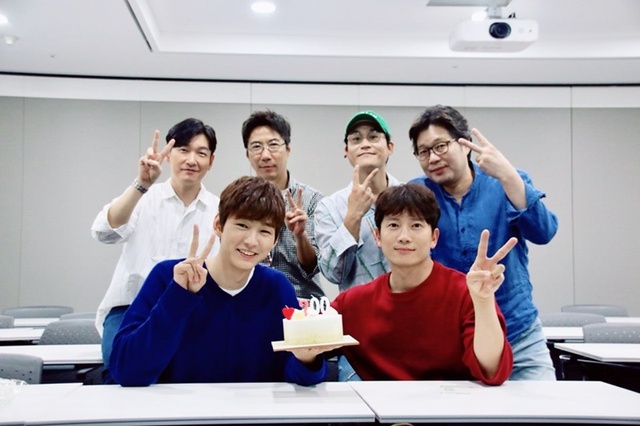 ▲ '명당'이 누적 관객수 200만 명을 돌파하면서, 조승우 지성 김성균 유재명 이원근 박희곤 감독이 인증샷을 공개했다. 메가박스중앙㈜플러스엠