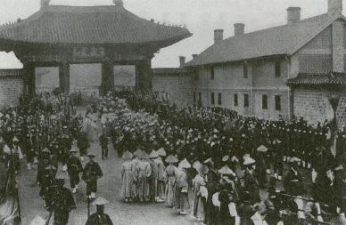 ▲ 평택시 한국소리터에 근현대음악 아카이브관 조성(1897년 고종황제 즉위식 시위대 군악대 행진 사진)