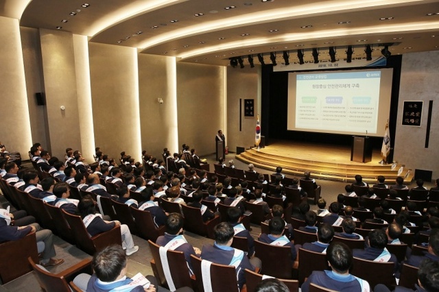 ▲ 삼천리 임직원들이 ‘가스안전 결의대회’에서 안전관리 추진 경과를 듣고 있다