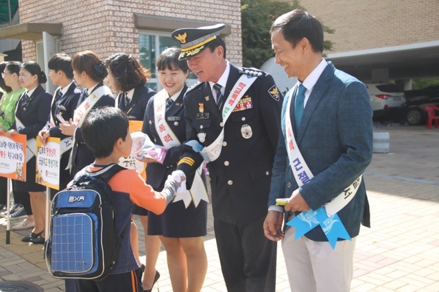 ▲ 금호초에서 열린 학교폭력 예방 캠페인 행사. 수원서부서 제공