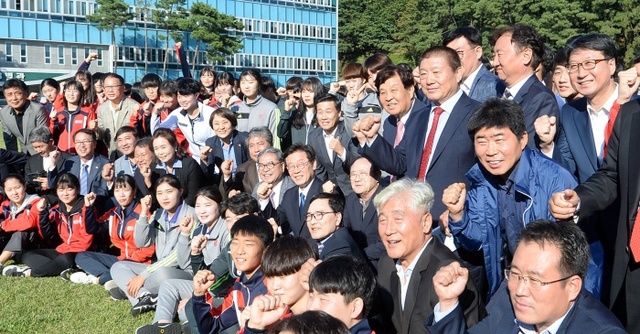 ▲ 제99회 전국체육대회 경기도 선수단 결단식이 열린 2일 경기도청 광장에서 이재명 경기지사, 송한준 경기도의회 의장, 이재정 경기도교육감, 신항철 경기일보 대표이사 사장 등 관계자들과 선수단이 기념촬영을 하고 있다.조태형기자