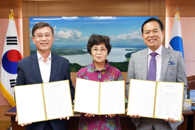 ▲ 사진 왼쪽부터 정하영 김포시장, 최귀숙 고촌중학교장, 김정덕 김포교육장