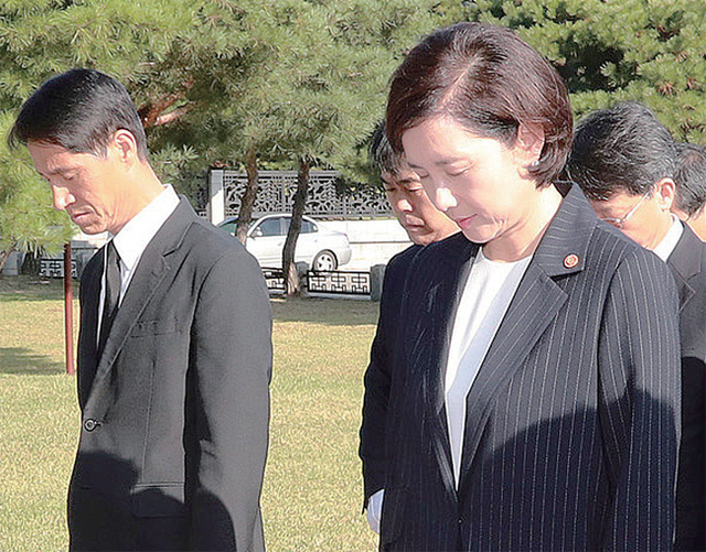 ▲ 묵념하는 유은혜 사회부총리 3일 유은혜 사회부총리 겸 교육부 장관이 국립서울현충원에서 참배하고 있다. 교육부 제공