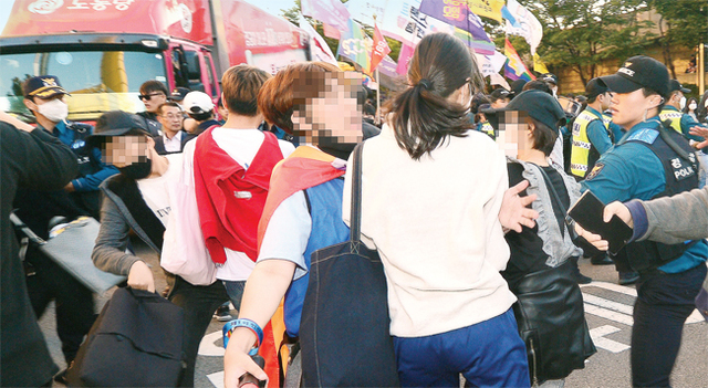 ▲ 3일 인천 남동구 구월동 인천경찰청 앞 대로에서 종교·학부모 단체 관계자들과 인천퀴어문화축제 비상대책위원회 및 성 소수자 단체 관계자들이 몸싸움을 하고 있다. 조주현기자