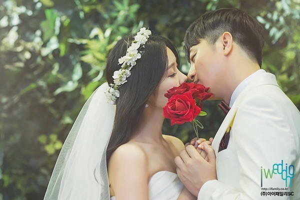 ▲ 작곡가 김연지(왼쪽) 개그맨 유상무. 아이웨딩
